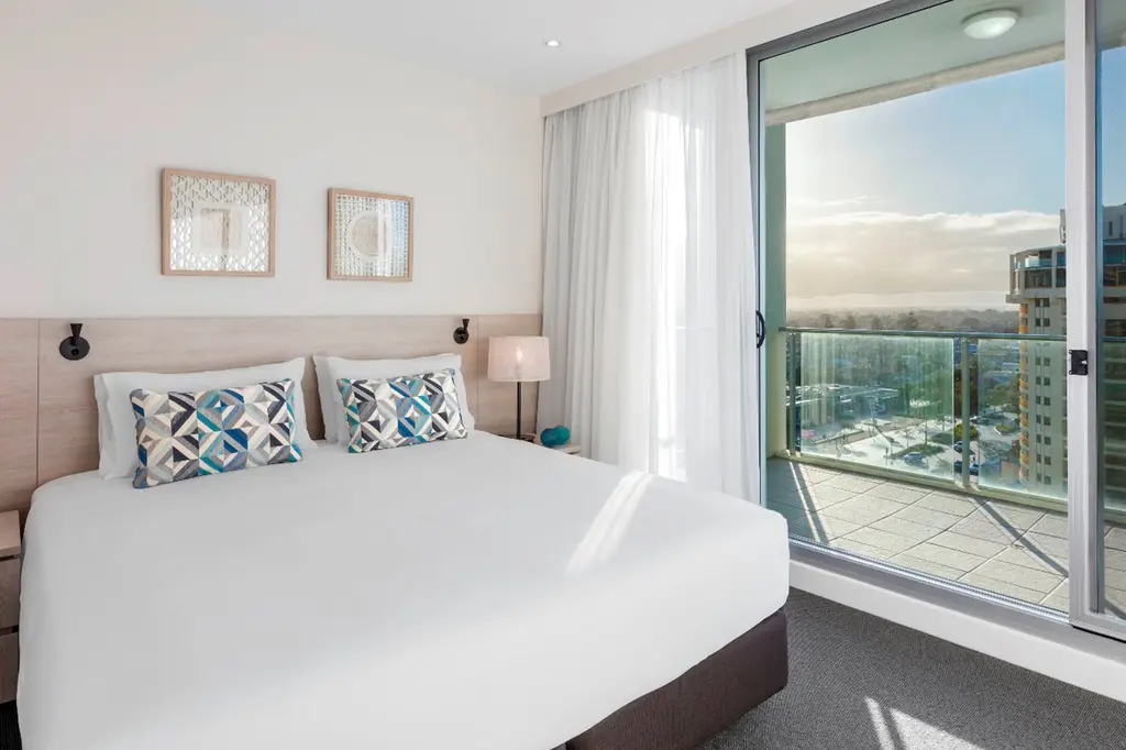 Oaks Glenelg Liberty Suites image 3