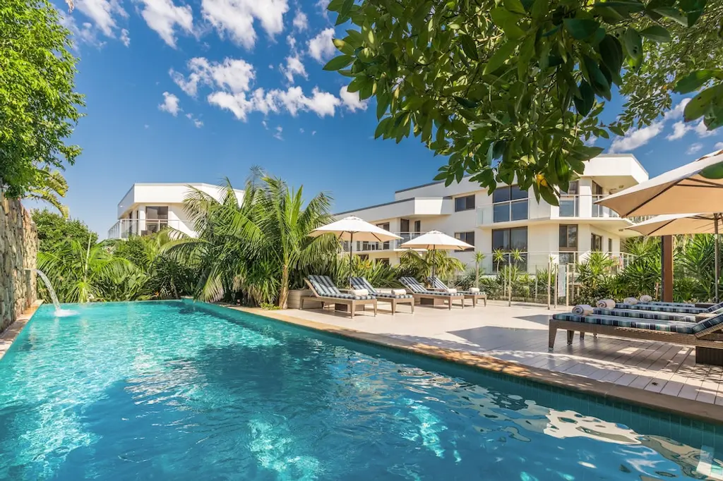 Bayview Beachfront Apartments, in town right on the beach image 6