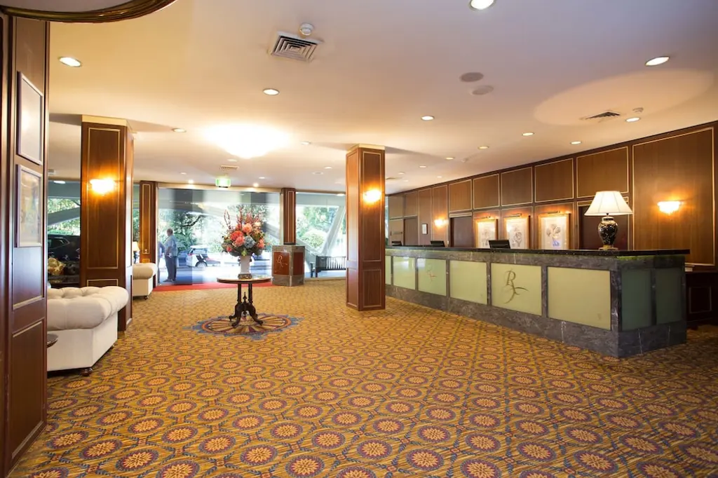 Royal On The Park image 2