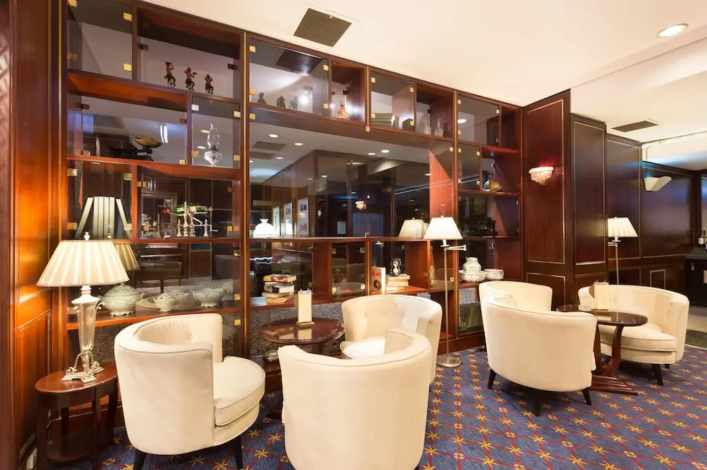 Royal On The Park image 9