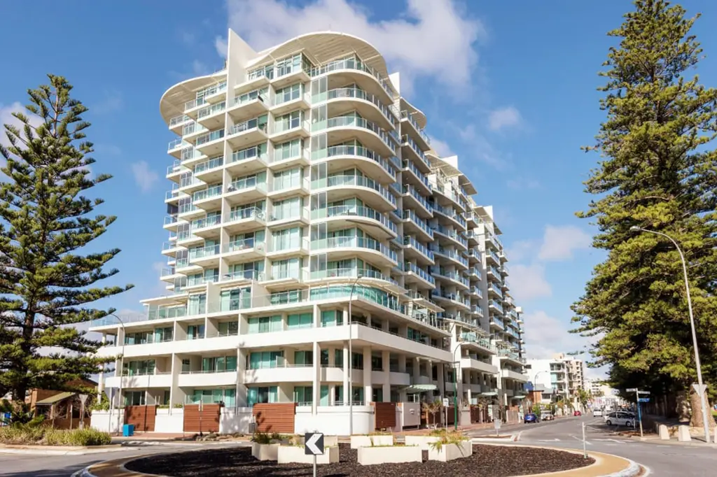 Oaks Glenelg Liberty Suites image 1