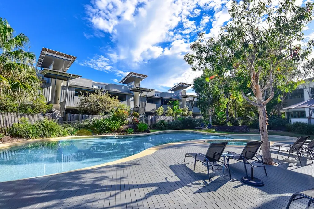 East on Byron image 2