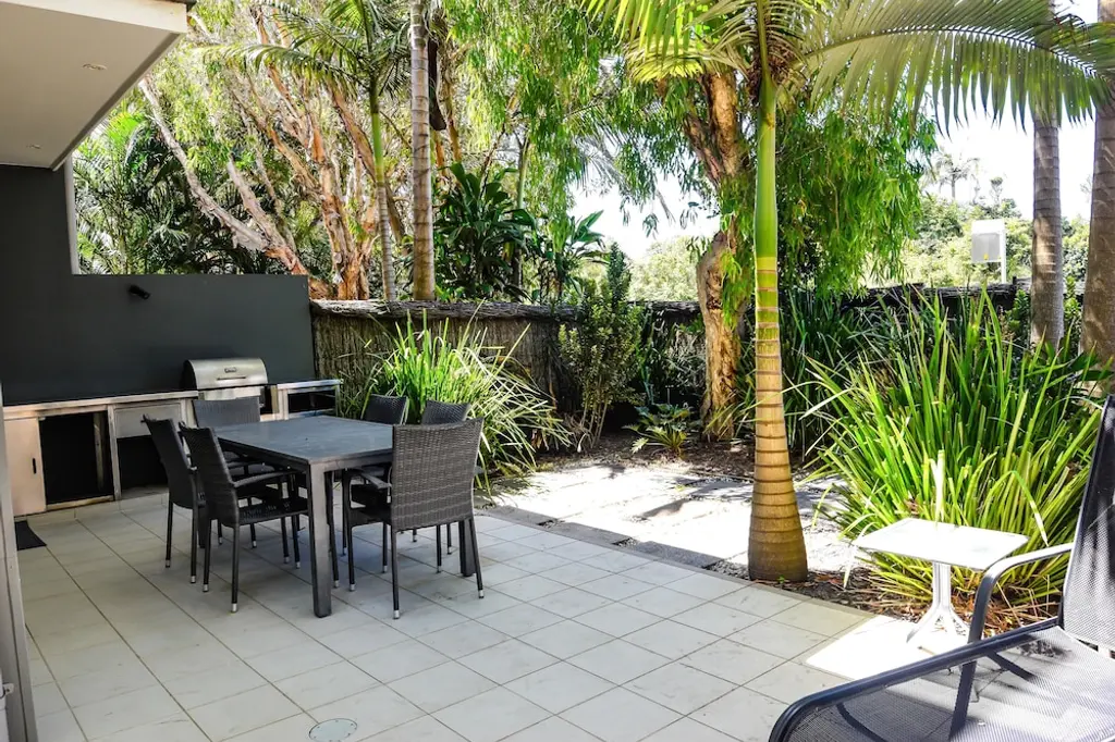 East on Byron image 3