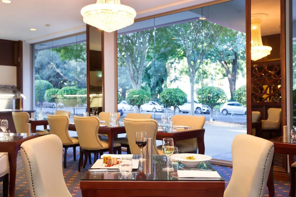 Royal On The Park image 7