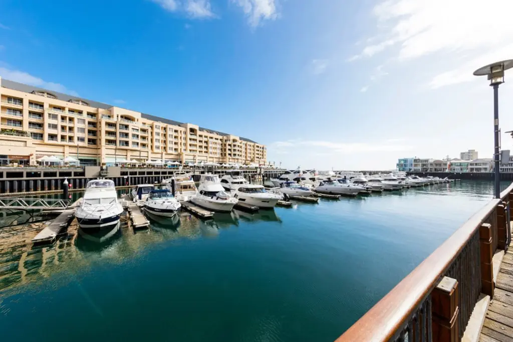 Oaks Glenelg Liberty Suites image 6